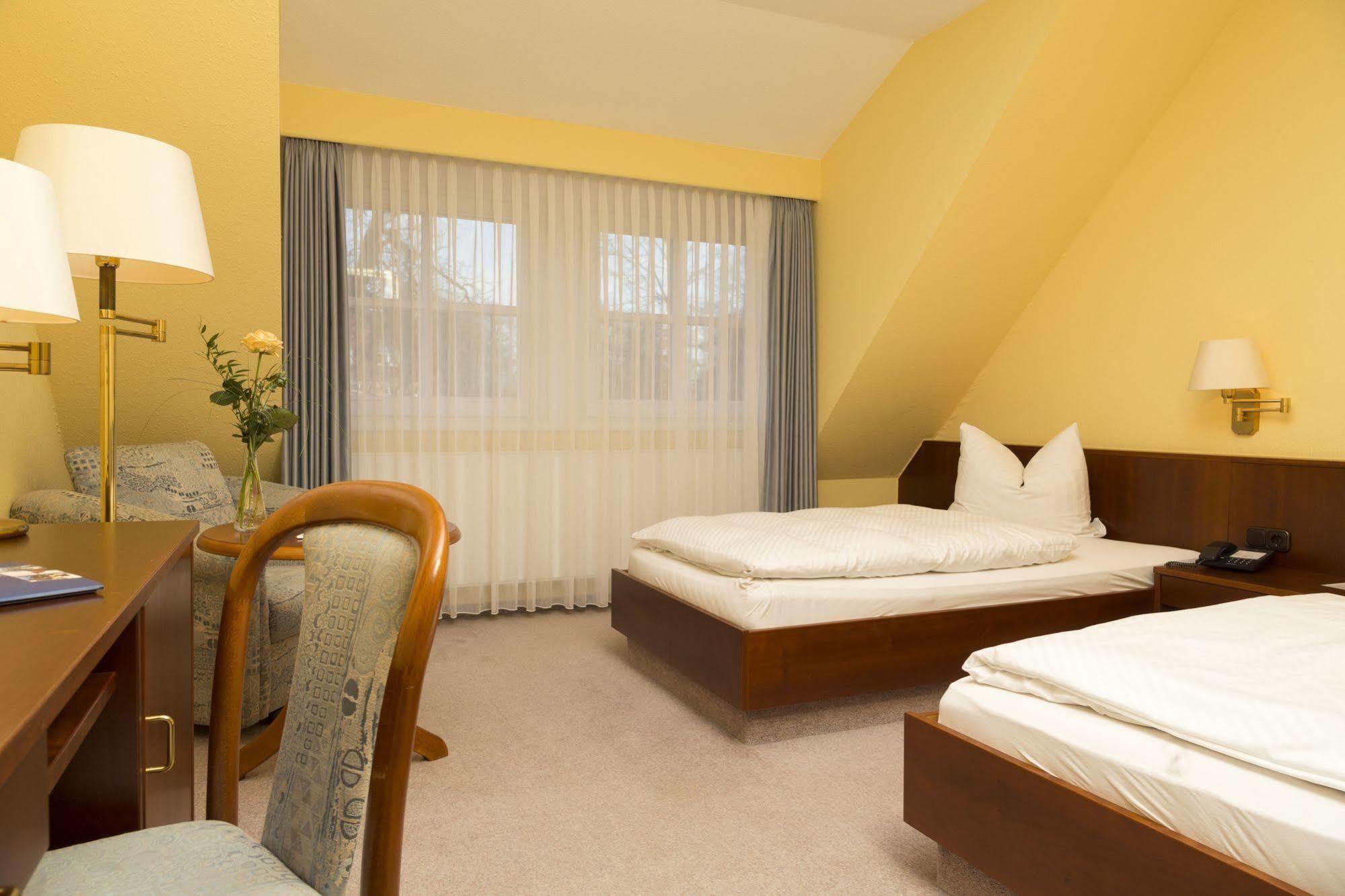 Ringhotel Residenz Wittmund Bagian luar foto